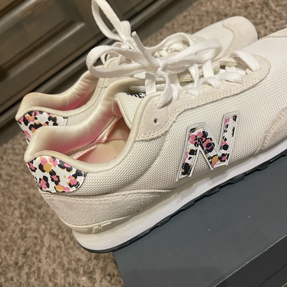 Like NEW New Balance tennis shoes 👟 - Picture 6 of 6